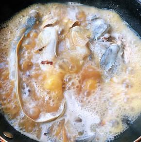 杂拌鱼炖制七成熟放入盐改中火继续炖