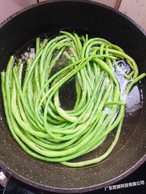 水烧开加入一勺盐，一勺油，放入豇豆焯水2分钟左右捞出沥干水份备用！