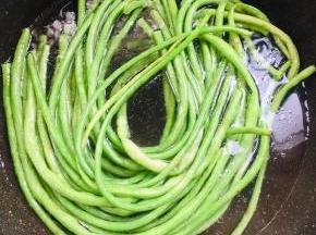水烧开加入一勺盐，一勺油，放入豇豆焯水2分钟左右捞出沥干水份备用！