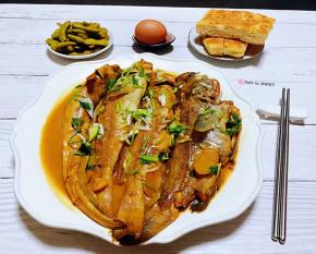 鲜嫩可口的杂拌鱼装入盘中就大功告成了