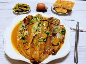 鲜嫩可口的杂拌鱼装入盘中就大功告成了