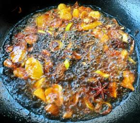 放入料酒、一品鲜酱油翻炒均匀