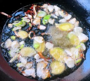 锅中倒入底油加热放入花椒和八角炸香再放入葱姜蒜、糖爆香