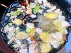 锅中倒入底油加热放入花椒和八角炸香再放入葱姜蒜、糖爆香