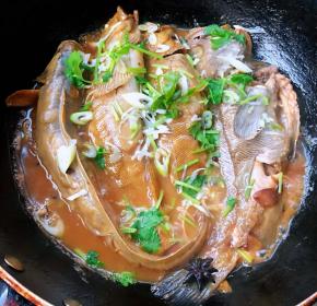 炖制汤汁浓稠入味时撒上味精和香菜提鲜即可出锅享用