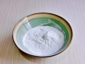 首先将预拌粉倒入器具中。