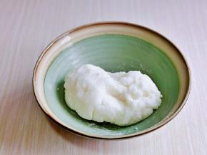 戴上食品手套，揉成面团，盖上盖子晾凉。