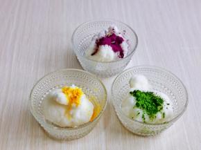 将白面团分成3份，分别加入蔬菜粉。（蔬菜粉也可以提前用少许温水化开）