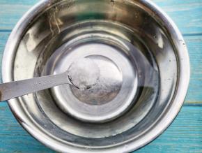 大盆中加入一大盆水，加入一勺盐。