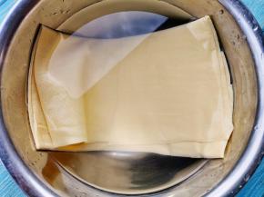 放入豆皮浸泡30分钟。