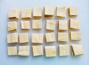 豆皮取出切成小方块，用厨房纸巾吸干水分。