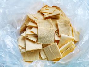 放入干净的保鲜袋中，