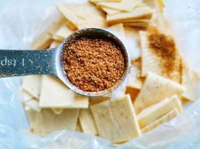 一勺孜然粉+1勺辣椒粉+1勺白芝麻。