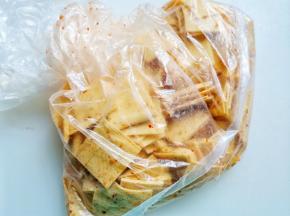 摇晃袋子使豆皮均匀裹上调味。