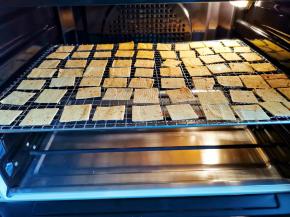 推入预热好的烤箱中层，