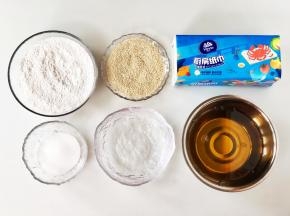 准备好食材，因为要油炸，所以要准备好厨房纸。