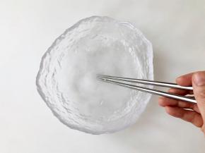 如果是用白糖的话，放入开水中搅拌融化即可，用冰糖的话在开水中熬至融化，然后放至温热备用，甜度可以根据自己口味来调整。