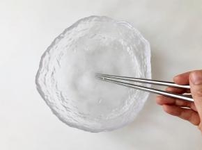 如果是用白糖的话，放入开水中搅拌融化即可，用冰糖的话在开水中熬至融化，然后放至温热备用，甜度可以根据自己口味来调整。