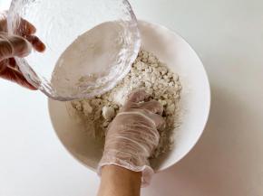 把温糖水多次少量的慢慢加入糯米粉里，不要一次性倒入太多，因为大家用到的糯米粉的吸水性可能不太一样。