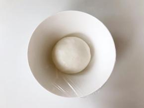 揉到软硬适中且不粘手的状态即可，再盖上保鲜膜静置30分钟。