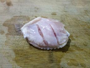 将鸡翅洗干净，两面都划两下斜刀，这样方便入味。