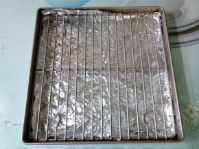 要烤的时候，烤盘底下先垫一张锡纸，这样不会弄脏烤盘。