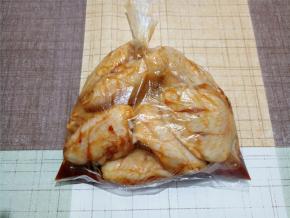 用个结实点的保鲜袋装好，袋口扎紧，放冰箱冷藏过夜，中间最好翻几次面。时间长比较入味，最少也要2小时以上。