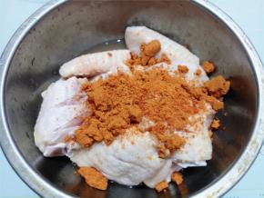 倒入烤翅粉，给鸡翅按摩一会，将烤翅料抓揉均匀。