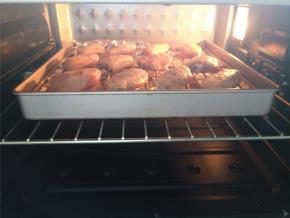 烤盘放烤箱中层或中下层，上下火180度烤25-30分钟，具体时间和温度各人烤箱不一样，仅作参考，但一般烤肉都要180度以上。