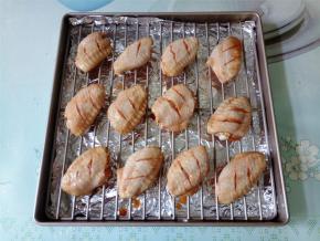 将鸡翅码放在烤架上，大一点的放中间，小一点的放旁边。