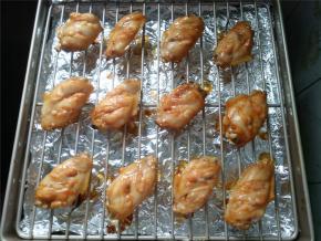 烤到中间15-20分钟的时候，将烤盘取出，将鸡翅翻一个面，再继续烤。