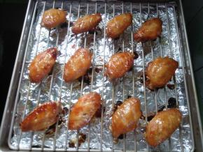 可以视情况，将鸡翅又翻一个面，再烤几分钟，确保熟透，同时表面再烤一会，更好吃。