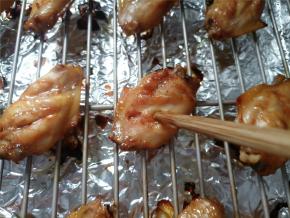 烤到25分钟的时候，再将烤盘取出，用筷子扎一下，能轻松扎穿鸡翅且没有血水流出，就算熟了。