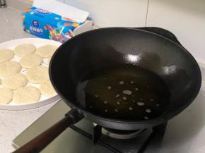 锅中倒入花生油，这个量最好控制在可以没过糯米饼。