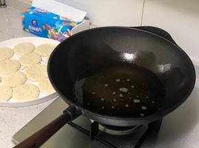 锅中倒入花生油，这个量最好控制在可以没过糯米饼。
