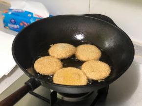 期间用漏勺翻几次面，不要过于频繁去翻，一直炸到颜色变至金黄就可捞出来了。