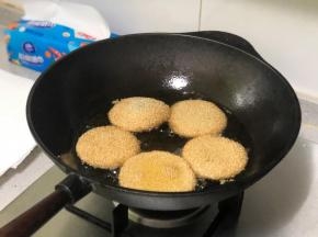 期间用漏勺翻几次面，不要过于频繁去翻，一直炸到颜色变至金黄就可捞出来了。