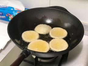 小火加热到三成热，全程小火，放入芝麻饼，轻轻用漏勺拨动，防止粘在一起，煎堆会随着油温升高慢慢变大上浮。