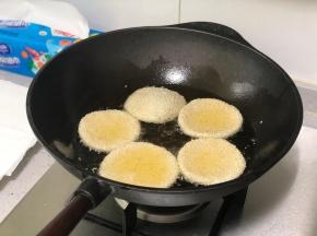 小火加热到三成热，全程小火，放入芝麻饼，轻轻用漏勺拨动，防止粘在一起，煎堆会随着油温升高慢慢变大上浮。
