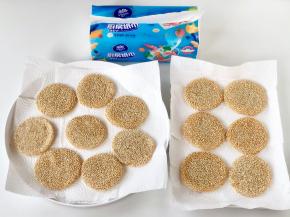 捞出的煎堆放在铺了维达厨房纸的盘子里，吸去多余的油分，减少油量的摄入更有利于身体健康。