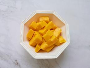 芒果去皮去核，切成1厘米左右大小的块状。