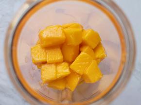 放入MONJ真空便携榨汁杯里面。