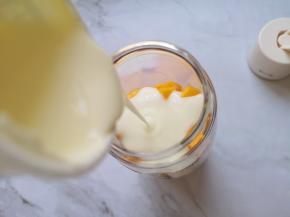 加入原味酸奶（酸奶选择浓稠型的）。