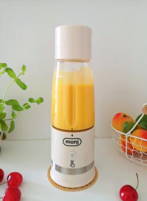 看一下打好的芒果奶昔，颜色特别漂亮。