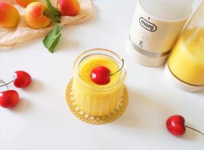 用樱桃装饰一下。