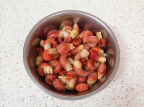 冷冻的龙虾尾提前解冻。