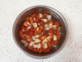 水里放入少许盐，放入龙虾尾浸泡10分钟左右清洗干净。