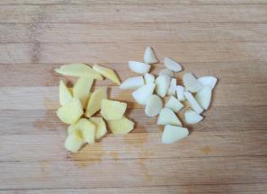 大蒜和生姜分别切成片。