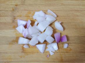 洋葱切成小块。