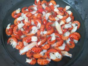 锅里放水烧开，下入龙虾尾焯水。